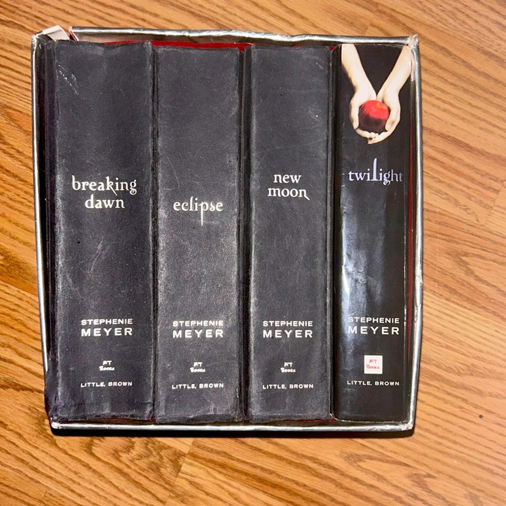 The entire installment of Twilight novels. Includes a mini poster of first book.